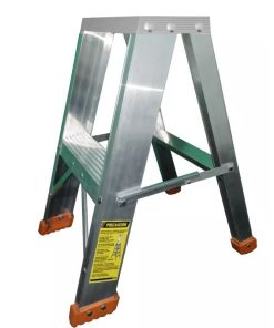 Escalera tijera de 1 peldaño 2 pasos en aluminio con tapa plástica 0.60 Mts