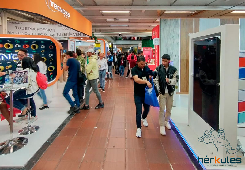Clientes y expositores participando de las ferias en Corferias